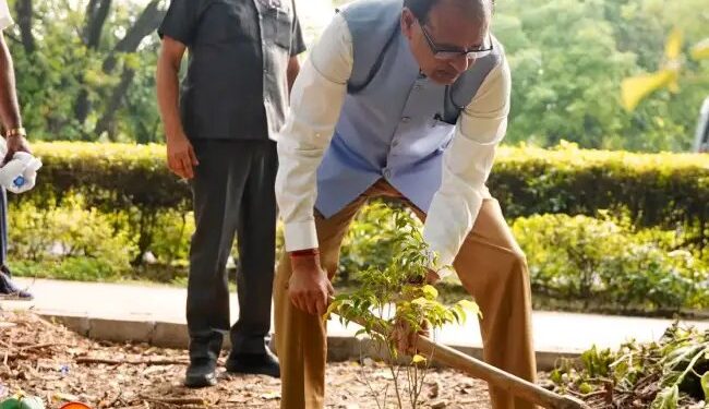 कृषि मंत्री शिवराज सिंह चौहान ने नई दिल्ली में किया पौधरोपण