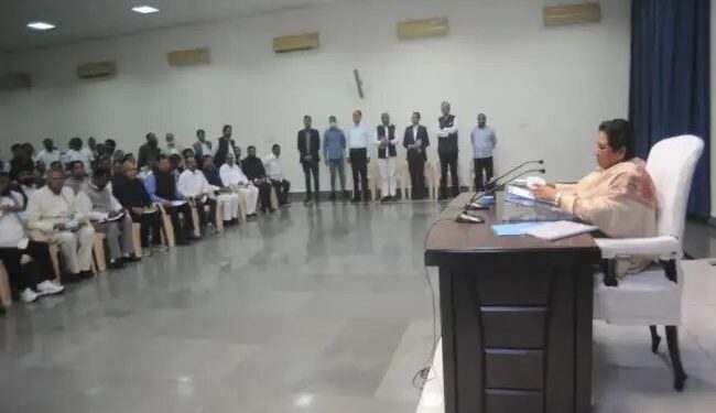 लखनऊ: मायावती की अहम बैठक, भजीजे आकाश को साइडलाइन कर इन दो चेहरों को सौंपी गई पार्टी की जिम्मेदारी