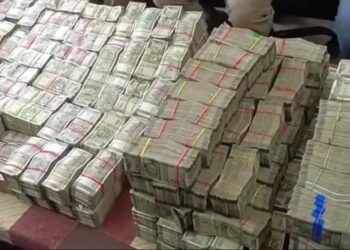 चुनाव के बीच आंध्र प्रदेश में सड़क पर पलटा छोटा हाथी, 8 करोड़ की नकद राशि बरामद