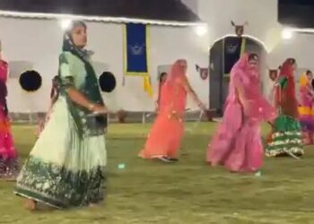 नवरात्रि में गुजरात में दिखा महिलाओं का अंदाज, गजब तरीकों से किया गरबा!