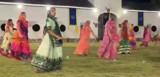 नवरात्रि में गुजरात में दिखा महिलाओं का अंदाज, गजब तरीकों से किया गरबा!