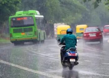 दिल्ली-एनसीआर में बारिश से गर्मी छूमंतर, गाड़ियों का लगा जाम!