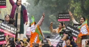 केजरीवाल के घर के बाहर प्रदर्शन कर रहीं महिलाओं पर एक्शन, जानें क्या है मामला?