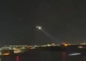 अमेरिका में सेना के हेलीकॉप्टर सेटकराया यात्री विमान, वॉशिंगटन एयरपोर्ट बंद!