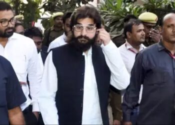 मुख्तार अंसारी की क्रब पर फातिहा पढ़ने जेल से बाहर अब्बास अंसारी, SC से मिली इजाजत