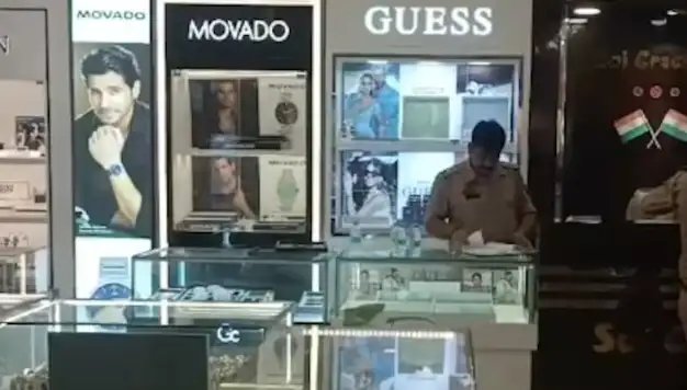 घड़ी के शोरूम से 3 करोड़ का सामान लेकर चोर फरार, सीसीटीवी में कैद हुई घटना
