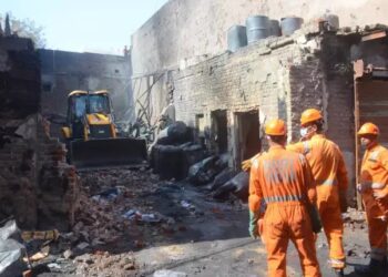 दिल्ली: अलीपुर अग्निकांड में बड़ा खुलासा,  इस जगह के पास मिले सबसे ज्यादा शव