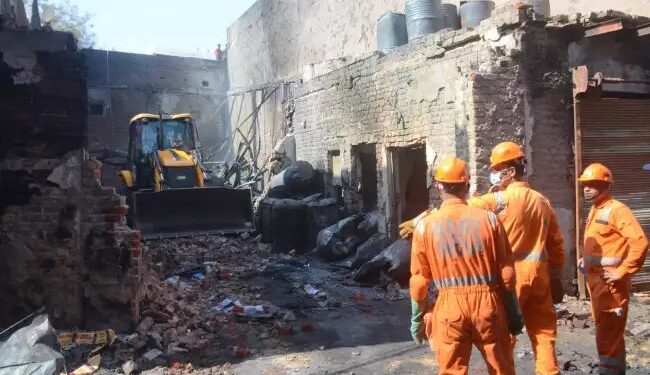 दिल्ली: अलीपुर अग्निकांड में बड़ा खुलासा,  इस जगह के पास मिले सबसे ज्यादा शव