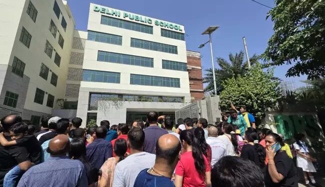 अलर्ट! DELHI के बड़े स्कूलों को बम से उड़ाने की धमकी, 50 स्कूलों में आया विदेशी ईमेल