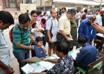 Lok Sabha Election Update: छठे चरण की 58 सीटों पर 5 बजे तक 57.7 फीसदी मतदान