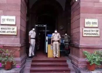 संसद के बाद गृह मंत्रालय पर खतरा! फर्जी पहचान के साथ युवक गिरफ्तार