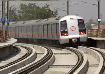 दिल्ली मेट्रो की पटरियों पर दिखा ड्रोन, रोकी सेवाएं!