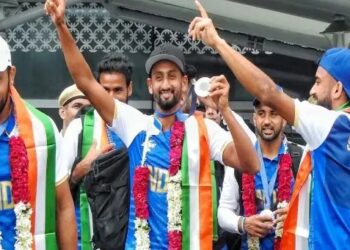 ओलंपिक महाकुंभ से भारत लौटी हॉकी टीम, दिल्ली एयरपोर्ट पर हुआ जोरदार स्वागत