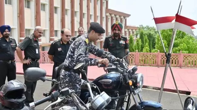 भारतीय नौसेना का ‘मोटरसाइकिल अभियान दल’ सुदर्शन चक्र कोर से सम्मानित