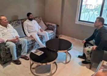 CM एकनाथ शिंदे पहुंचे सलमान खान के घर, पिता सलीम भी रही मौजूद