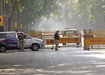 दिल्ली में मंडराया खतरा!स्कूल, एयरपोर्ट के बाद अस्पतालों को मिली बम से उड़ाने की धमकी