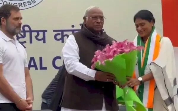 YSR तेलंगाना का कांग्रेस में विलय, जगन मोहन की बहन वाई एस शर्मिला पार्टी में शामिल