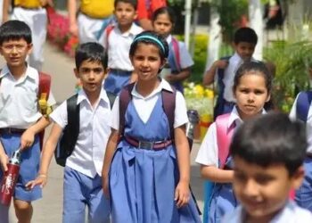 Delhi: प्राइवेट स्कूलों की मनमानी पर सख्त एक्शन, सरकार ने किताब और यूनिफॉर्म के लिए जारी किए नए निर्देश, हेल्पलाइन नंबर भी जारी