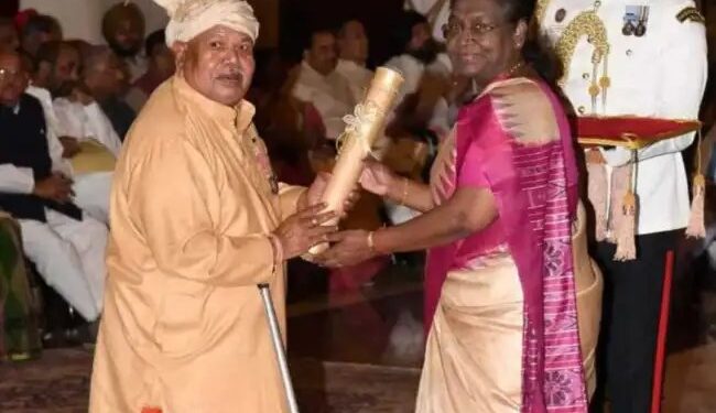 वैद्यराज हेमचंद मांझी ने अपना पद्मश्री पुरस्कार लौटाने का एलान किया