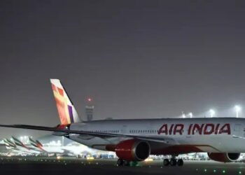 दिल्ली एयरपोर्ट पर परेशान हुए यात्री, 100 विमानों ने देरी से भरी उड़ान, जानें क्या है कारण