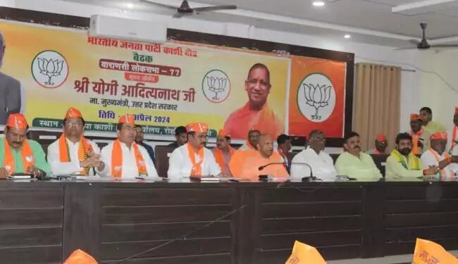 मुख्यमंत्री ने वाराणसी में कार्यकर्ताओं को सहेजा, दिया जीत का मंत्र