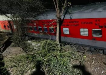 देर रात साबरमती- आगरा एक्सप्रेस के 4 डब्बे इंजन समेत पटरी से उतरे, कई लोग घायल