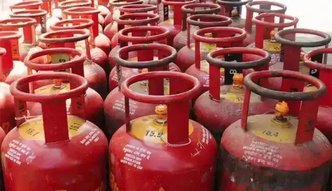 UP: होली से पहले बड़ा तोहफा,1 करोड़ परिवारों को मुफ्त मिलेगा LPG सिलेंडर