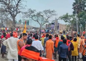 बंगाल के झारग्राम में BJP उम्मीदवार पर पत्थर बरसाने लगे लोग, ममता सरकार पर लगाए गंभीर