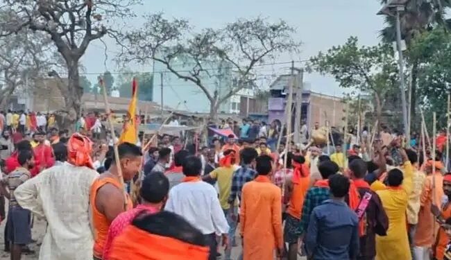 बंगाल के झारग्राम में BJP उम्मीदवार पर पत्थर बरसाने लगे लोग, ममता सरकार पर लगाए गंभीर