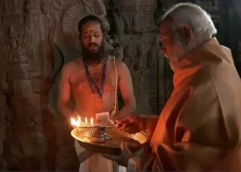 PM MODI ने आंध्र प्रदेश के लेपाक्षी में वीरभद्र मंदिर में की पूजा, गाया भजन