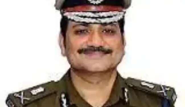 वाराणसी पुलिस कमिश्नर मोहित अग्रवाल ने भ्रष्ट दरोगा को किया निलंबित
