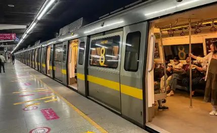 DMRC ने मेट्रो की संडे टाइमिंग में किया बदलाव, 8 नहीं सुबह 6 बजे से चलेगी मेट्रो