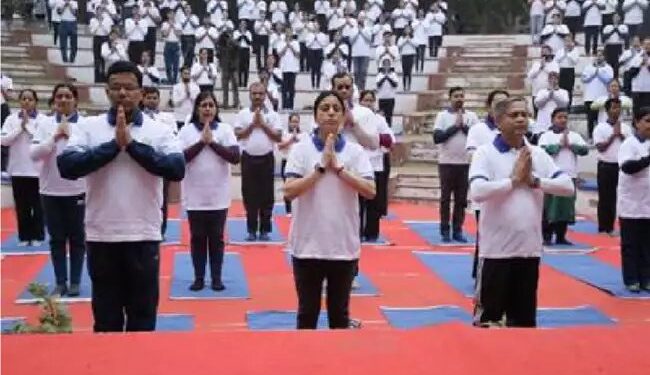 सामूहिक सूर्य नमस्कार प्रदर्शन में जुटे सैकड़ों लोग