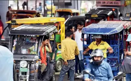 अवैध ई-रिक्शा पर परिवहन विभाग का एक्शन, 114 रिक्शे किए क्रश