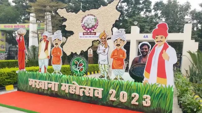 मखाना महोत्सव: 30 कृषकों को DM ने दिया प्रशिक्षण प्रमाणपत्र