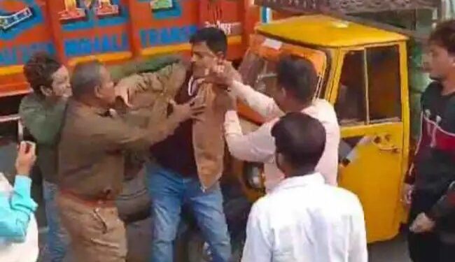 कार से खींचकर पत्नी-बच्चों के सामने एसओ को कई थप्पड़ मारे, SO ने ऑटो में मारी थी टक्कर
