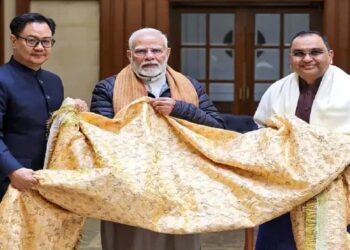 पीएम मोदी से मिली चादर निजामुद्दीन औलिया दरगाह पहुंचे किरेन रिजीजू