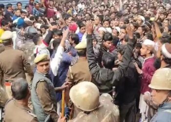 संभल में पुलिस का एक्शन जारी, लोगों के घरों से निकल रहे स्कैम और अवैध तमंचे