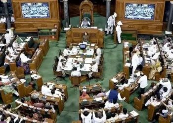 बिहार की वोटर लिस्ट पर सियासत गरम, संसद में विपक्ष का हंगामा; राहुल-प्रियंका समेत खड़गे का संसद परिसर में प्रदर्शन