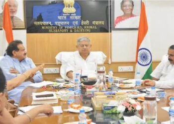 केन्द्रीय पशुपालन मंत्री ने अधिकारीयों के साथ बैठक कर जानकारी प्राप्त की