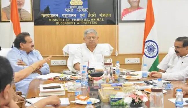 केन्द्रीय पशुपालन मंत्री ने अधिकारीयों के साथ बैठक कर जानकारी प्राप्त की