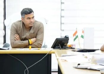 Delhi: प्रवेश वर्मा ने बैठक में PWD अधिकारियों से हेल्पलाइन नंबर, नहीं दे पाए जवाब