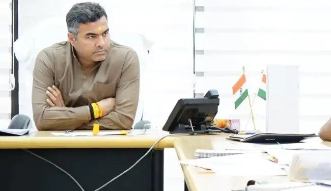 Delhi: प्रवेश वर्मा ने बैठक में PWD अधिकारियों से हेल्पलाइन नंबर, नहीं दे पाए जवाब