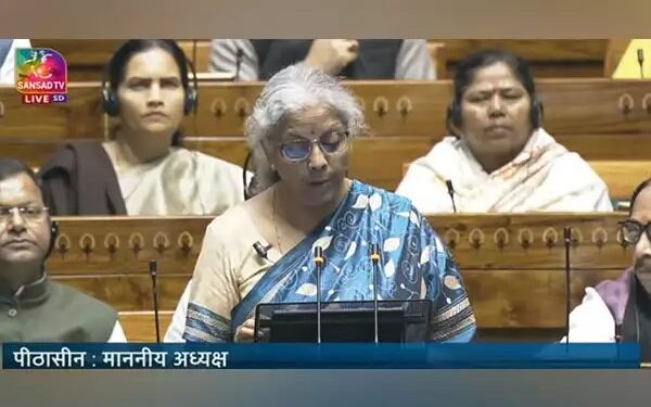 वित्त मंत्री सीतारमण ने पेश किया बजट, PM MODI ने दी बधाई