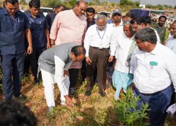 केंद्रीय कृषि मंत्री शिवराज सिंह चौहान पहुंचे आंध्र प्रदेश, किसान के खेत में उतरकर देखी प्राकृतिक खेती