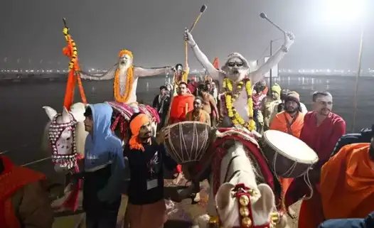 मकर संक्रांति पर नागा साधुओं का स्नान, श्रद्धालुओं पर हैलीकॉप्टर से पुष्प वर्षा, देखें तस्वीरें!