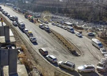 मनाली में भारी बर्फबारी, सोलंगनाला रोड पर 6KM लंबे जाम में फंसीं दिखी हजारों गाड़ियां