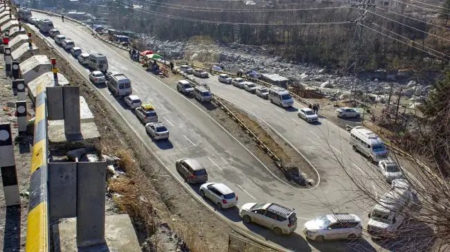 मनाली में भारी बर्फबारी, सोलंगनाला रोड पर 6KM लंबे जाम में फंसीं दिखी हजारों गाड़ियां