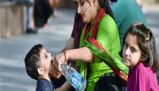 दिल्ली में गर्मी ने तोड़े सभी रिकॉर्ड, 52 डिग्री पहुंचा तापमान