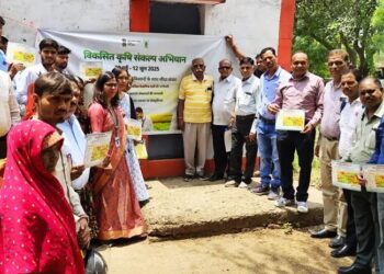 तिवारी खेड़ा में कृषि संगोष्ठी का आयोजन, वैज्ञानिकों ने किसानों को जैविक खेती अपनाने और पराली न जलाने की सलाह दी